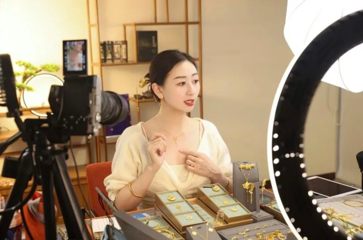 金价飙升，珠宝市场火爆！水贝代购日赚6万，掘金热潮持续升温